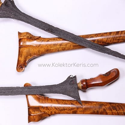 Kolektor keris - Pamor pusaka Adeg. Tampilan keris tak berluk ini, sangat sederhana. Pipih, dan bilahnya tak seberapa tebal. Demikian halnya dengan sor-sorannya. Sedangkan bentuk fisiknya, bagaikan seorang gadis beranjak dewasa. Anggun, tanpa polesan. Ini membuat siapa saja tertarik untuk memilikinya. Adapun pamor yang menempel pada bilahnya, bentuknya garis lurus tak putus-putus yang membujur dari pangkal sampai ke ujung bilah. Pamor Adeg, masuk kategori pamor rekan dan pamilih. Yakni pamor yang bentuknya dirancang terlebih dulu oleh si empu. Sedangkan pusaka yang memiliki pamor hampir sejenis dengan pamor Adeg, adalah pamor Adeg Iras. Hanya bedanya, kalau pamor Adeg Iras, garis lurus yang menempel dari pangkal sampai ke ujung bilah pusaka, bersinggungan dengan bagian ganja pusaka. Dan pada bagian ganja, garis-garis itu seolah-olah menyambung antara satu dengan yang lain sampai pada bagian pesi (bawah) pusaka. Selain pamor Adeg dan Adeg Iras, pusaka berpamor sama dan diyakini memiliki tuah tak jauh beda, adalah pusaka berpamor Mrambut. Masih soal pamor. Pusaka berpamor Sada Saler, bentuk pamornya tak beda jauh dengan pamor Adeg, Adeg Iras dan Mrambut. Bedanya, bentuk pamor sada saler, yakni satu garis lurus membujur tanpa putus dari pangkal sampai ke ujung bilah. Secara harafiah, nama pamor ini dapat diterjemahkan sebagai lidi sebatang. Sebab, gambaran bentuk pamornya memang menyerupai atau sama persis dengan sebatang lidi. Pamor ini, tergolong tidak pamilih. Bisa cocok dimiliki oleh siapa saja. Bagi yang percaya, pamor Sada Saler ini dianggap mempunyai tuah untuk menambah wibawa.